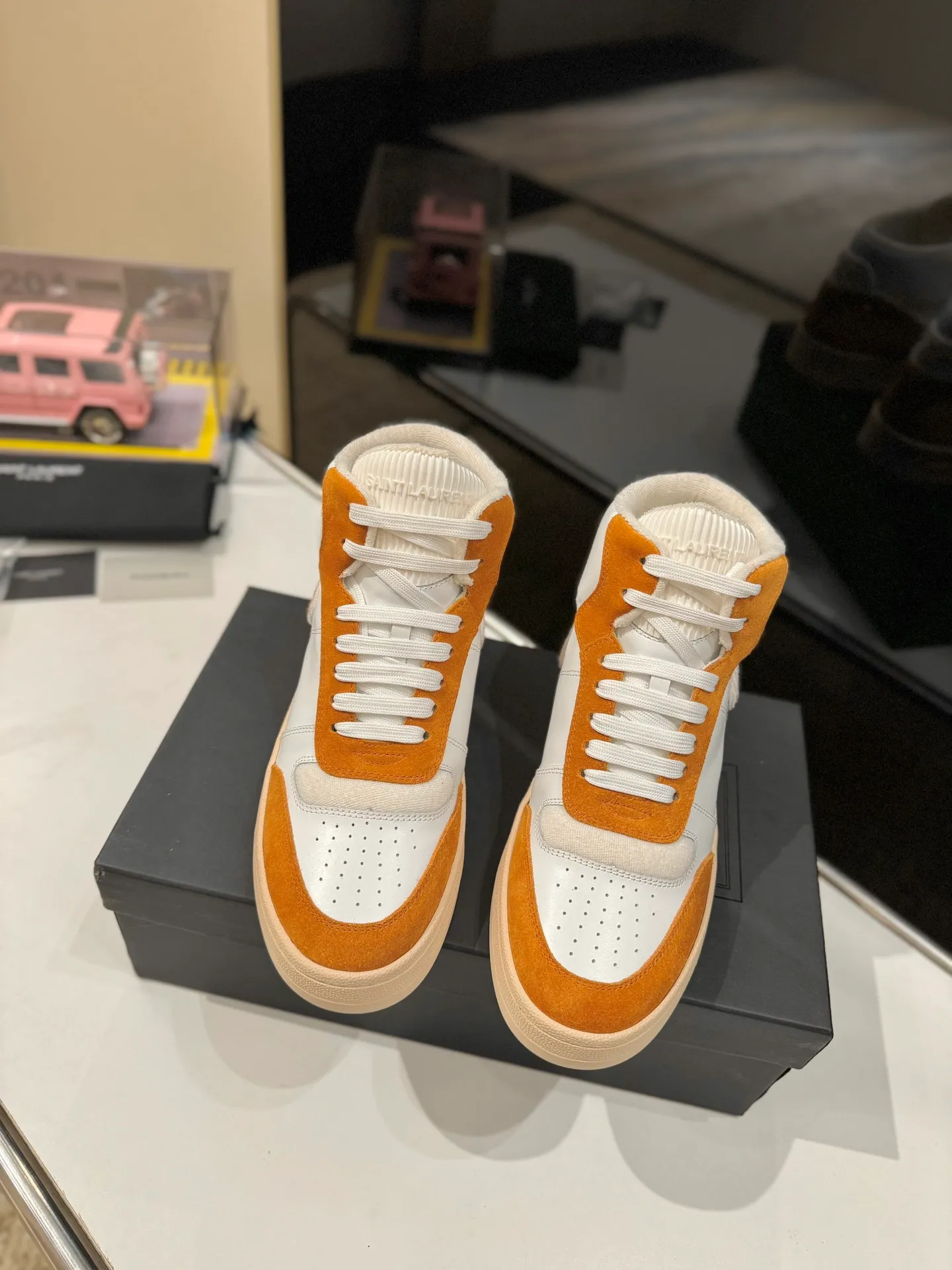 👟👟Ex-factory price 680👟👟 [High version for couples] YSL SAINT LAURENT Yves Saint Laurent SL61, the latest popular casual series in spring and summer...👍👍 Yves Saint Laurent SL61, original purchase, 1:1 replica, fresh blood injection and casual retro design, super good-looking and versatile, the upper is made of cowhide punching and splicing, the upper is super soft , lightweight and comfortable to match with sweatshirts, it is recommended to have one pair in each hand😁 ✅Fabric: Original customized cowhide ➕Punching process ➕Last process ✅Inner lining: Original towel lining ✅Feet: Original customized cowhide ✅Outsole: Original molded two-color bottom ✅Packaging: Original full set of packaging ✅Code number: 35-46 (Female 41.42. Male 38.45.46 Customized, non-returnable)
